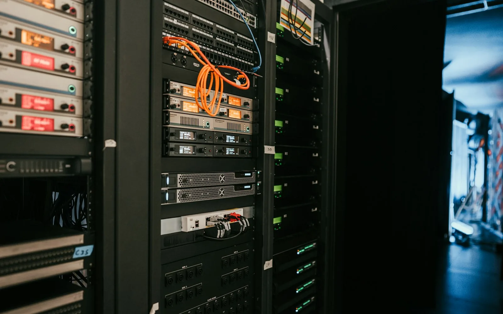 Data centre server rack with structured cabling